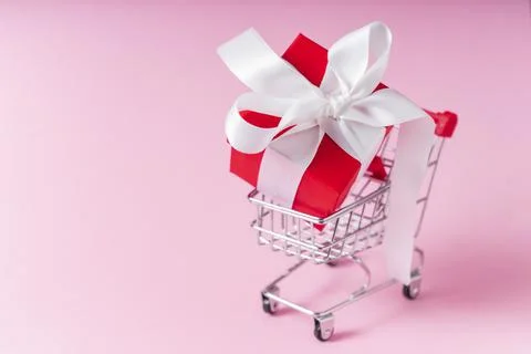 Small red gift box with white ribbon Foto stock