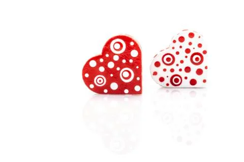 Small red hearts on white with reflection Foto stock