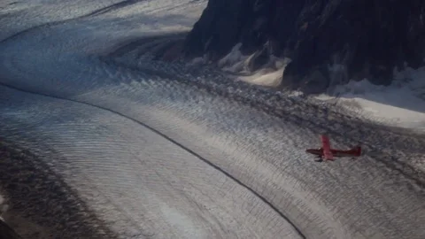 Small Red Plane Flying over Alaskan Valley Vídeo Stock 84662406