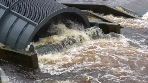 Small, river based hydroelectric power plant Vídeos de archivo 236241352