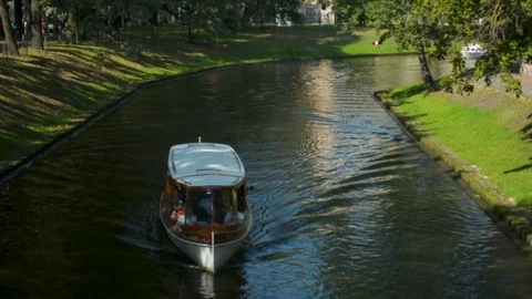 Small river channel ferry transporting tourists in Riga city center in a sunny 库存影片 95048026