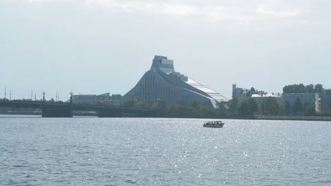 Small river ferry transporting tourists in Riga in a sunny summer weekend day 库存影片 95048139