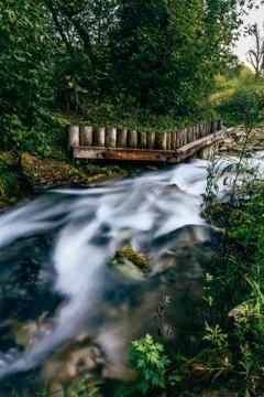 Small river flowing through rocks Foto stock