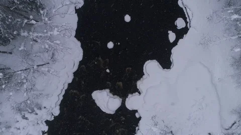 Small river in a snowy forest Видео 105072465