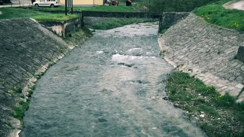 A Small River through the City Vídeo Stock 91244772
