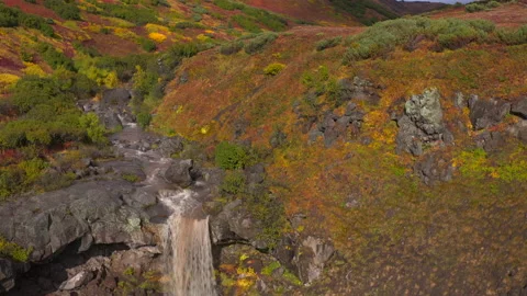 A small river that turns into a beautiful waterfall. Beautiful place Video stock 142931304
