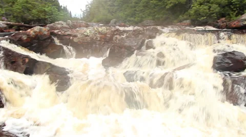 Small river waterfall 库存影片 36471706