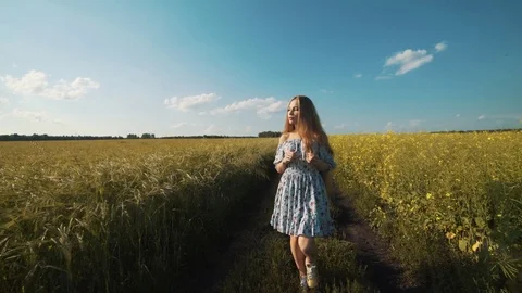A small road in between two crop lands. The empty grain fields will be planted Vídeo Stock 77935549