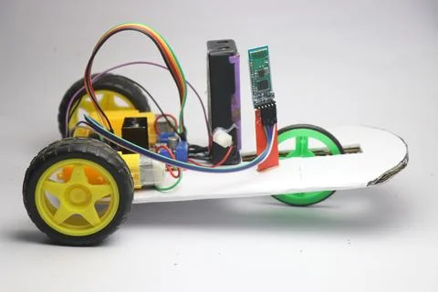 Small robot car that uses micro controller and bluetooth technology Foto stock