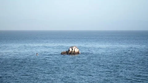 A small rock outcripping in the ocean. Vídeos de archivo 311608955