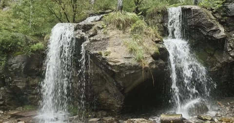 Small rock waterfall in forest Video stock 170045577
