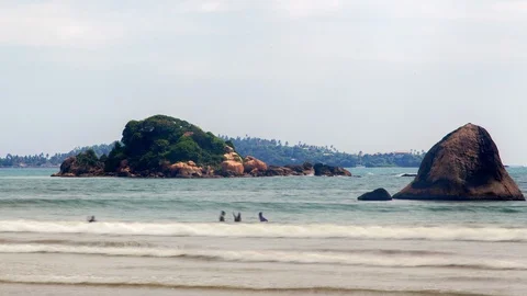 Small rocks on the ocean beach, Sri Lanka timelapse 스톡 동영상 123445568
