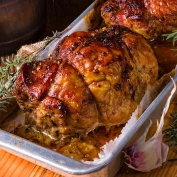 Small Rolling roasts fully with dried fruit and bacon Foto stock