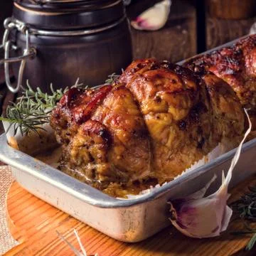 Small Rolling roasts fully with dried fruit and bacon Foto stock