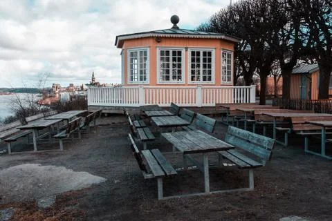 Small round cafe with empty tables and benches on a spring day, Stockholm Swe Foto stock