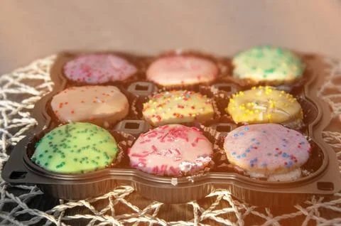 Small round multi-colored cakes in the sun. Foto stock