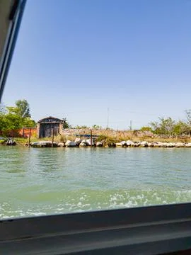 A small, rustic shed sits on the edge of a Venice canal Stock-Fotos