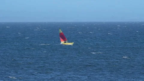 A small sailboat Vídeos de archivo 319814391