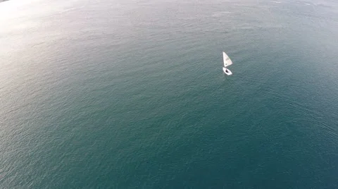 Small Sailboat in the Sea Vidéo 61408892
