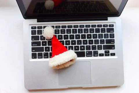 The small Santa hat on the top of computer's keyboard Stock-Fotos