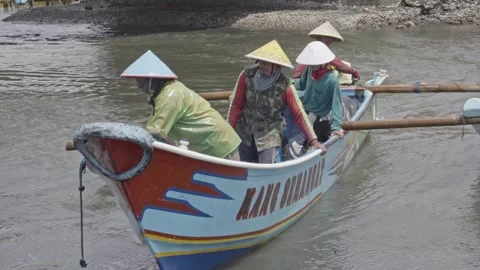 Small Scale Fishermen Returning to Harbor After Fishing Indonesia Vidéo 333983315