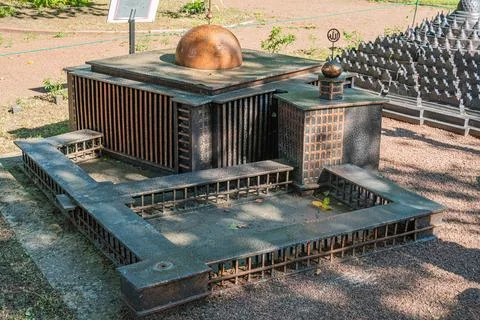 A small-scale model of a modern or contemporary building, featuring an abstra Fotos de archivo