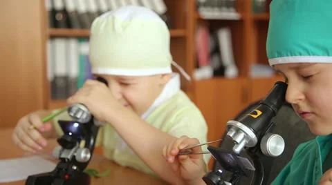 Small scientists with a microscope Vidéo 60750101