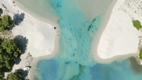 Small sea strait between two sandy coasts. Vidéo 132645896