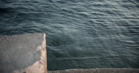 Small sea waves splashing on a dock rack focus Vidéo 141740402