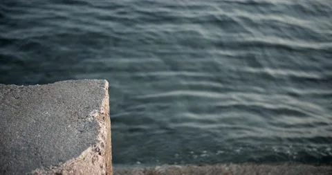 Small sea waves splashing on a dock Vidéo 141740703