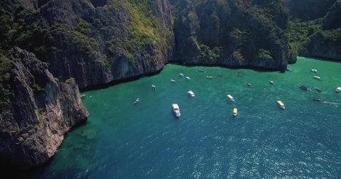 Small Secluded Beach and Longtail Boats in Maya Bay, Phi Phi Leh, Thailand Video stock 73572703