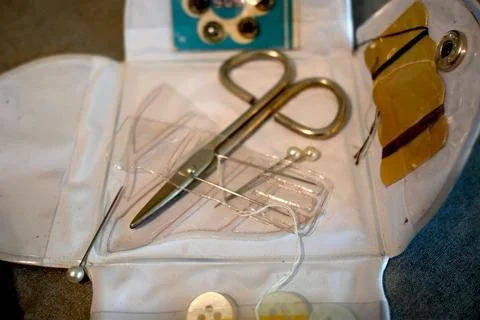 Small sewing kit with scissors, needles, thread, and buttons Stock-Fotos