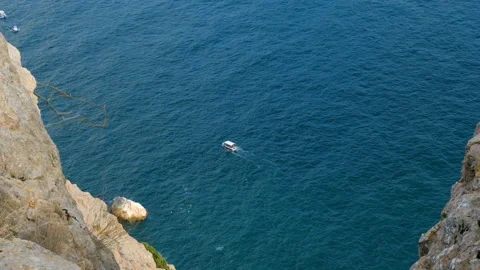 A small ship sails on the sea. Stockbeeldmateriaal 98099165