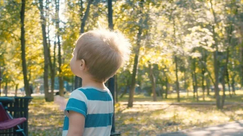 Small shy boy going to his mom Video stock 112337007