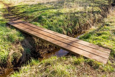 Small simpel bridge over a stream Foto stock