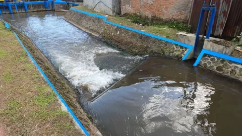 Small Simple Sewer Irrigation System With Stone Wall And Iron Fence Gate Handle Vidéo 152861778