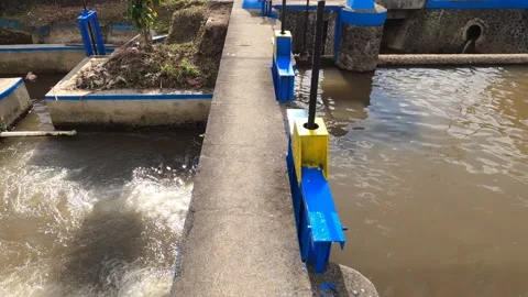 Small Simple Sewer Irrigation System Pond Stone Wall And Iron Fence Gate Handle Vidéo 152862778