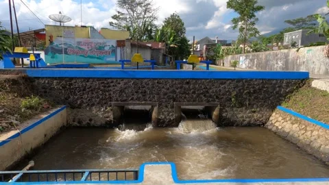 Small Simple Sewer Irrigation System With Stone Wall And Iron Fence Gate Handle Vidéo 152867892