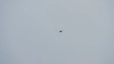 Small Single-Engine Aircraft Flying in Minimalist Grey Sky 스톡 동영상 346155310