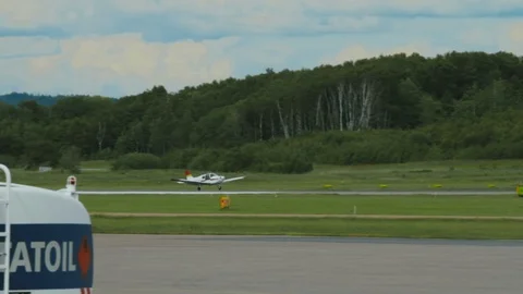 Small Single Engine Aircraft Landing on a Clear, Sunny Day. Large 스톡 동영상 99376193