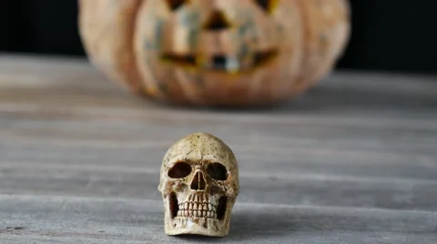 Small skull on wooden background 스톡 동영상 55641289