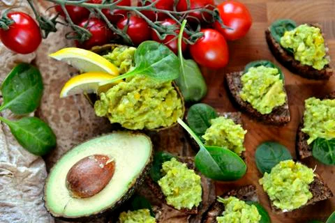 Small snacks of avocado with mango Foto stock