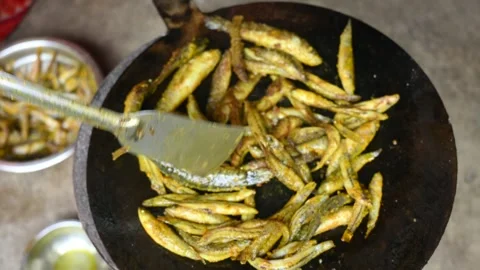 Small Snakehead or Channa orientalis Fish being fried in a pan. 스톡 동영상 318328419