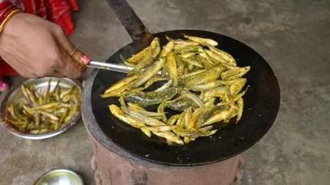 Small Snakehead or Channa orientalis Fish being fried in a pan. 스톡 동영상 318328438