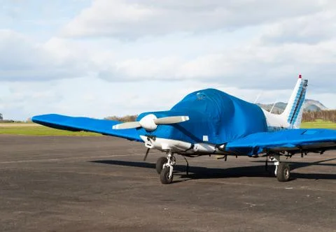 Small sport single-engine plane parked on runway Foto stock