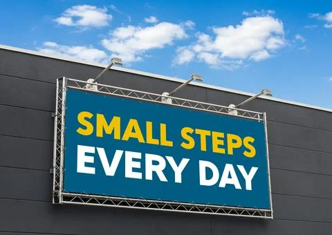 Small steps every day written on a billboard 库存照片