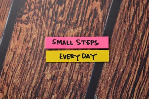 Small Steps Everyday write on sticky notes isolated on office desk. Fotos de archivo