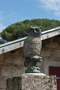 Small stone statue of an owl Foto stock