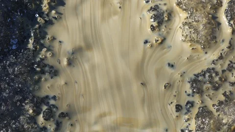 Small Stream of melted snow and clay, close up Vídeos de archivo 111018519