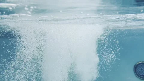 A small stream of water is flowing out of a faucet into a pool Vidéo 282298440